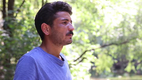 hombre bebiendo café turco en el bosque