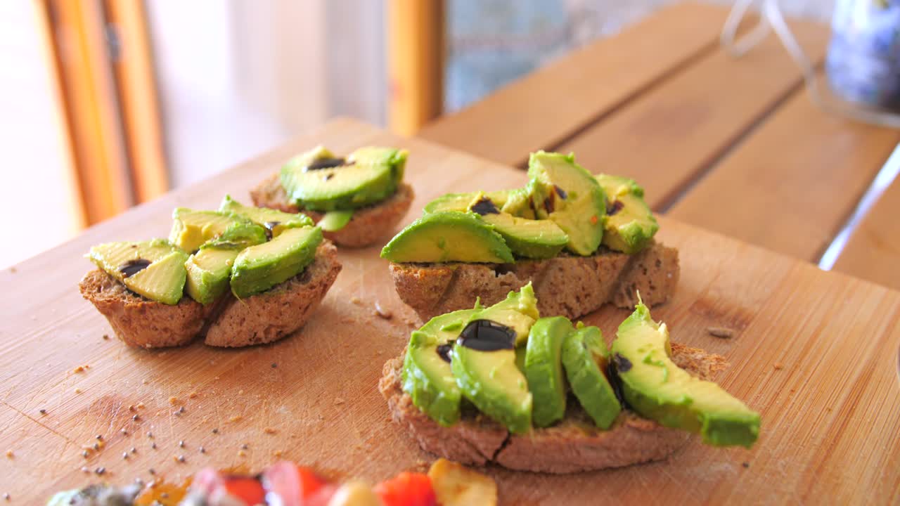 vista de cerca del desayuno nutritivo tostadas de pan casero junto con trozos de aguacate verde