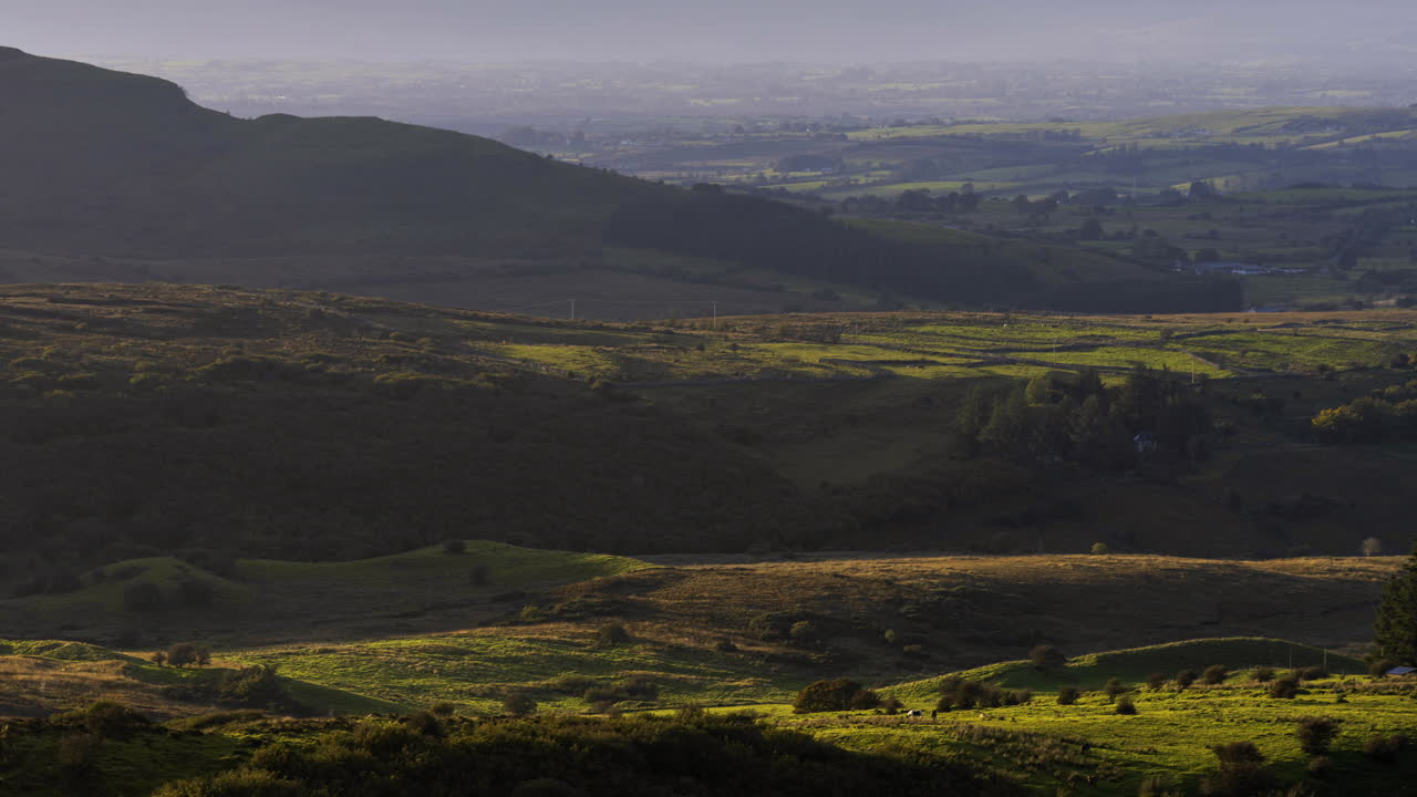 timelapse de tierras de cultivo de naturaleza rural con colinas en la distancia durante el día soleado visto desde carrowkeel en el condado de sligo en irlanda