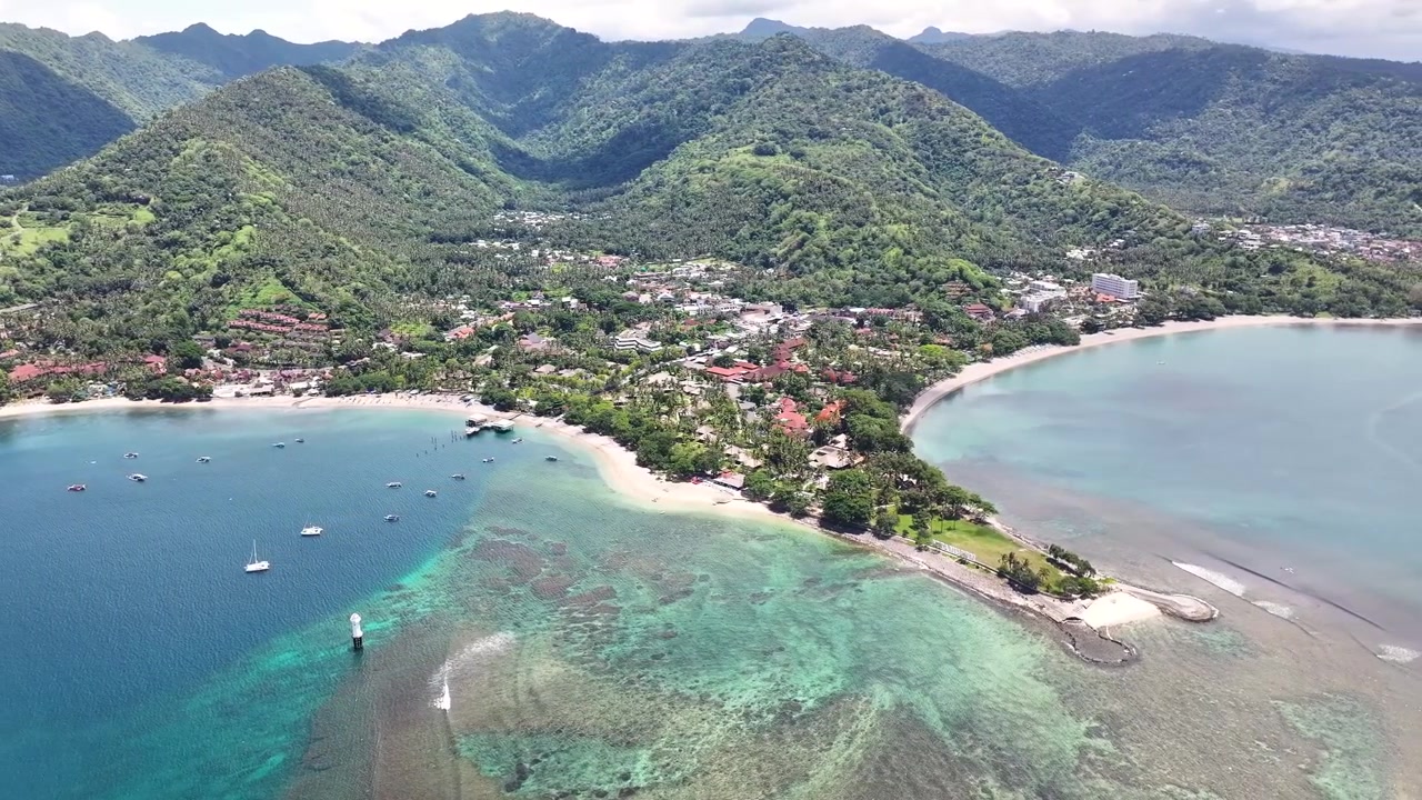 Vista aerea di barche che galleggiano intorno alla città di Senggigi sull'isola di Lombok, Indonesia.