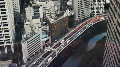 impresionante lapso de tiempo mirando hacia abajo en el tráfico matutino en el centro de la ciudad de tokio