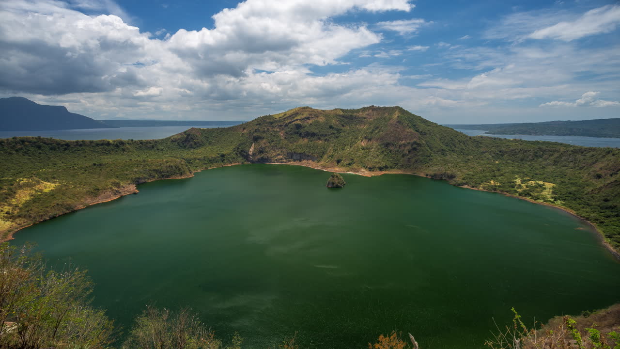 volcán taal en filipinas lapso de tiempo con nubes ubicación talisay san nicolás batangas cerca de la mitad del lago taal