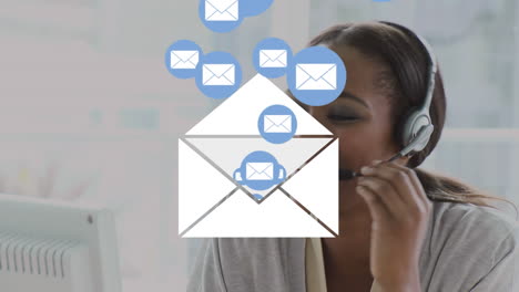 animación de iconos de correos electrónicos sobre una mujer con auriculares de teléfono
