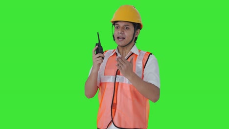 Wütender-Indischer-Architekt-Schreit-Auf-Walkie-Talkie-Greenscreen