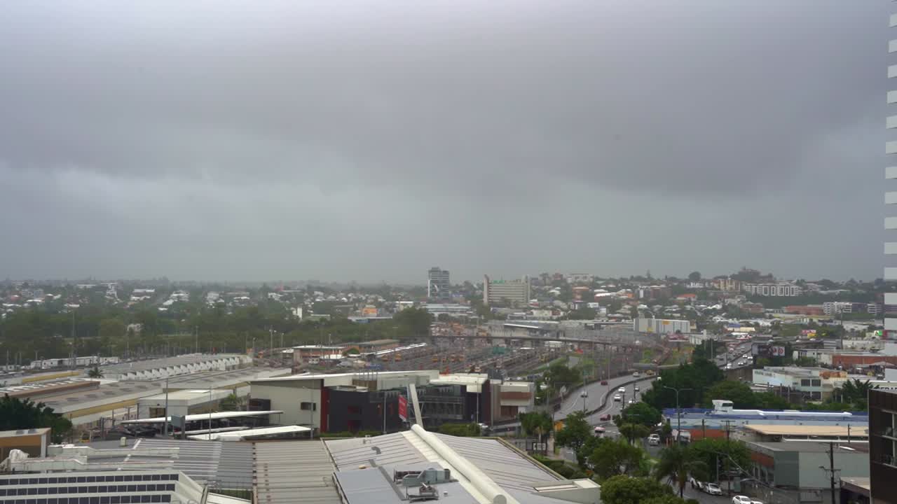 time-lapse capturando nubes en rápido movimiento que se forman en el cielo, fuertes lluvias y nieblas que cubren la escena, bom pronóstico del tiempo empapado temporada de lluvias, tormentas eléctricas destructivas, tormenta de lluvia e inundación