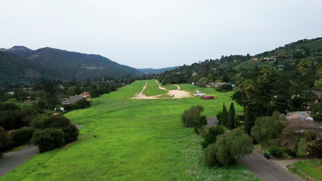 toma aérea del antiguo aeropuerto de carmel valley