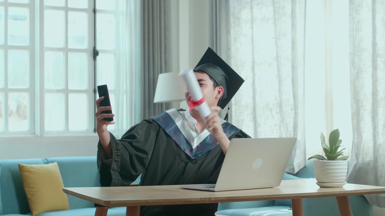 Laureato felice che festeggia la laurea online.