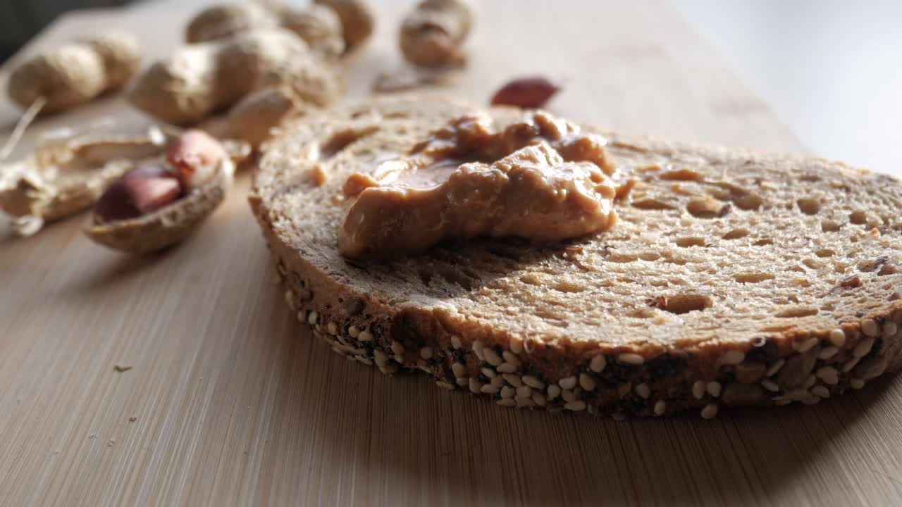 mantequilla de maní en pan de trigo entero con maní y jengibre