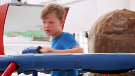 niño haciendo un experimento de fuerza centrífuga en un centro de ciencia
