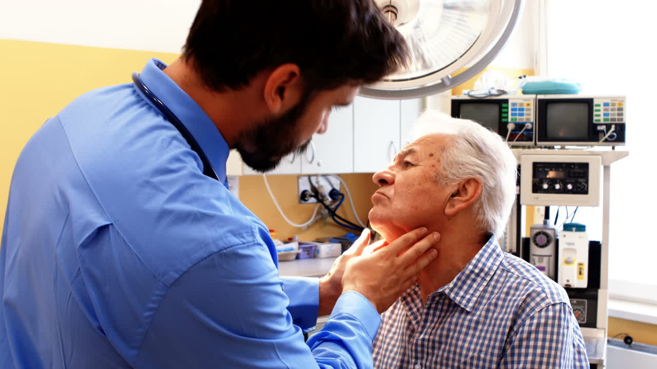 médico examinando a un paciente