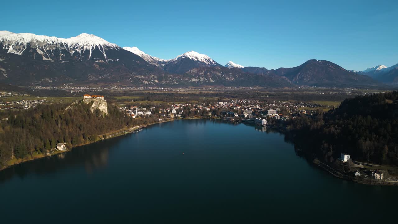 avión no tripulado volando hacia el centro de bled, eslovenia