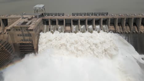 agua liberada de la represa hidroeléctrica al nivel inferior del depósito en primavera