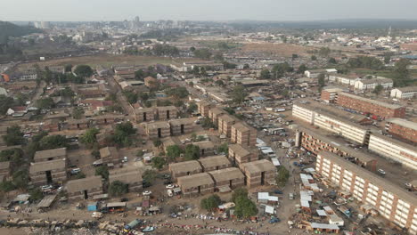 imágenes aéreas de un atestado y ocupado, mbare musika y matapi flats, en harare zimbabwe