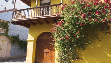 Encantadora-Calle-Colonial-En-Cartagena-Con-Casas-Coloridas-Y-Exuberante-Vegetación