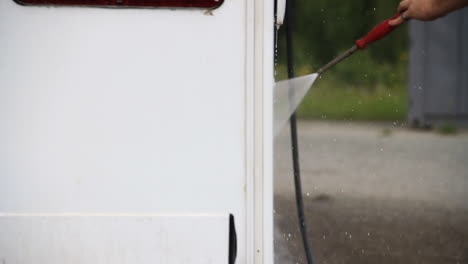 Männer-Waschen-Wohnmobil-Nach-Dem-Camping