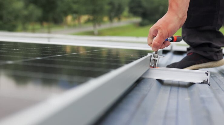 installazione di pannelli solari su un tetto