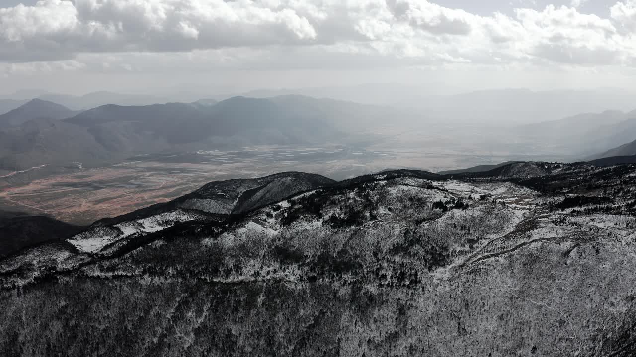 공중:중국 윈난성의 놀라운 옥룡 빙하 산허리, 겨울 풍경
