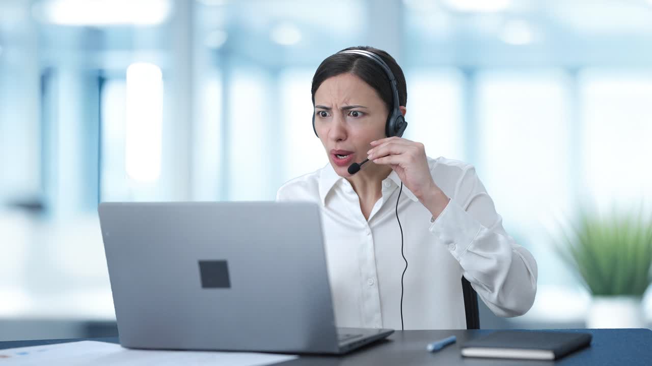Ragazza indiana arrabbiata del call center che parla con un cliente tramite videochiamata