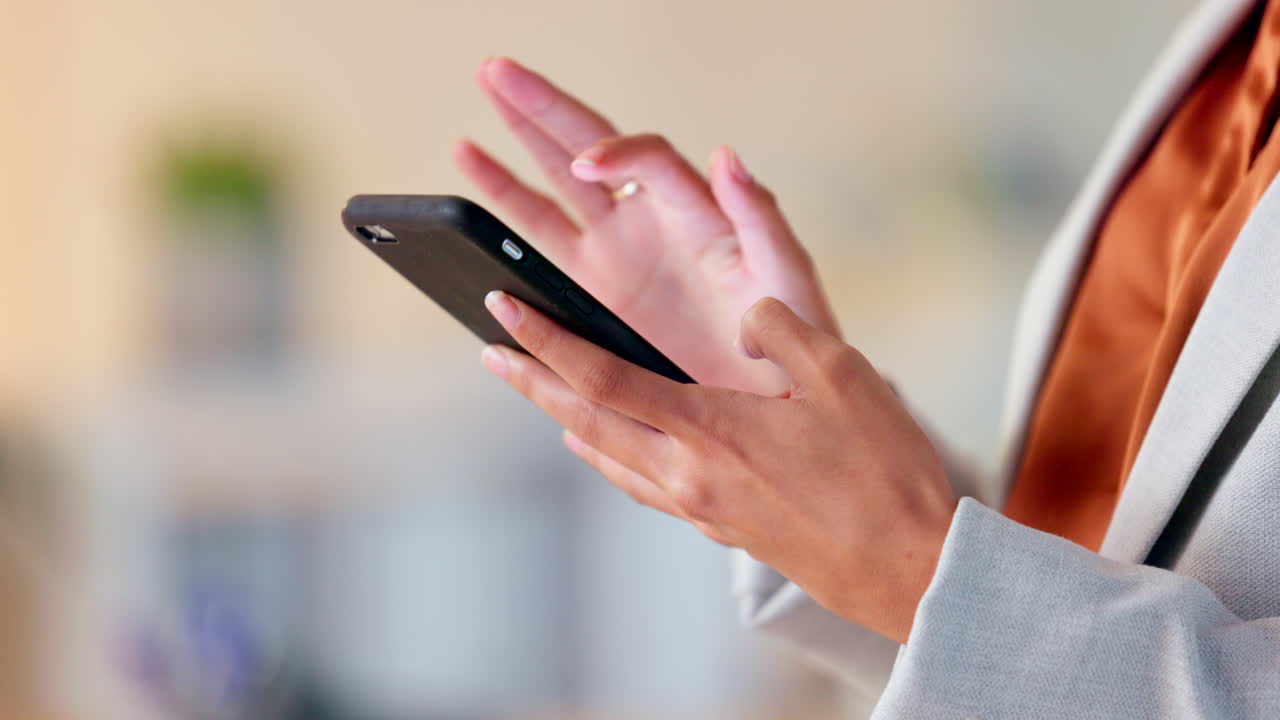 una mujer de negocios frustrada enojándose.