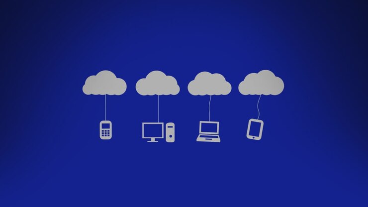 Animação de nuvens digitais com dispositivos eletrônicos sobre fundo azul