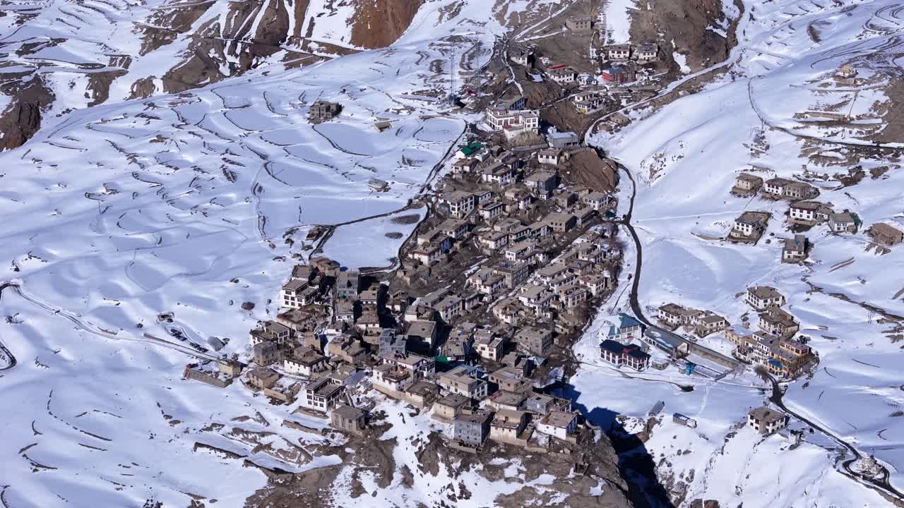 눈 인 산 마을 의 공중 사진