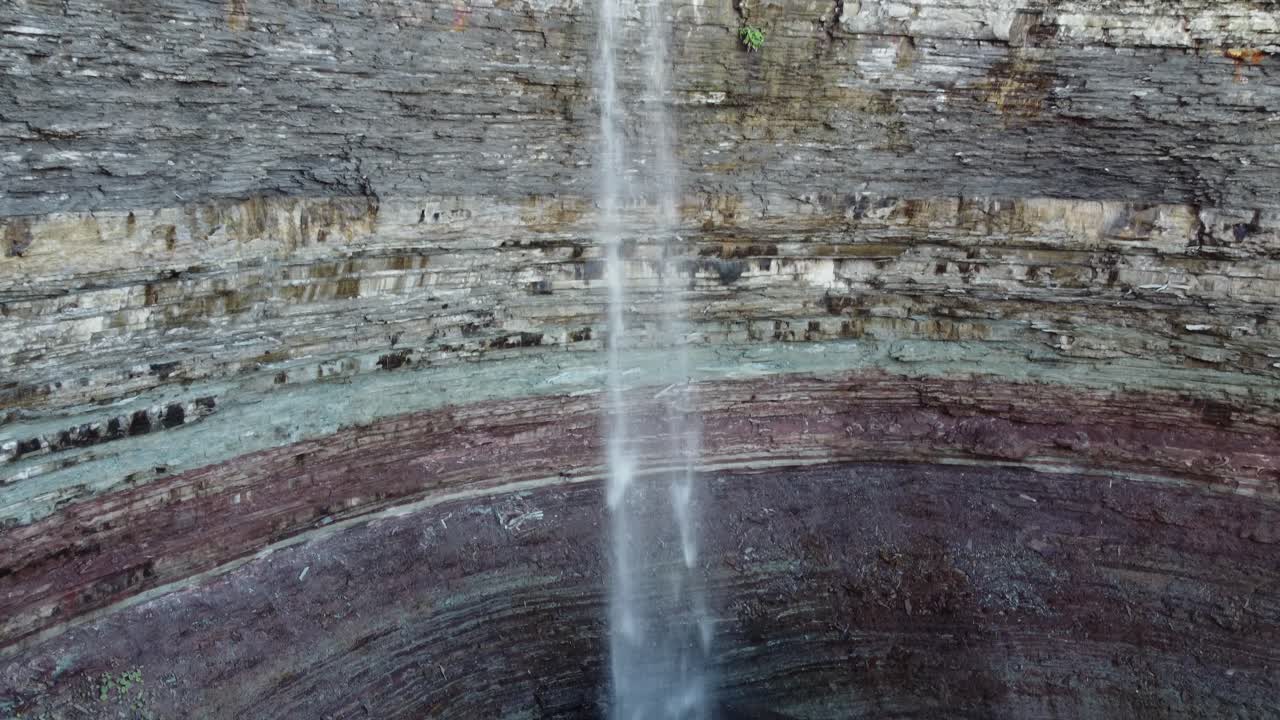 유명한 악마의 펀치볼, 캐나다 온타리오주 해밀턴에 위치한 바닥까지 폭포가 쏟아지는 암석, 느린 공중 받침대 아래 샷