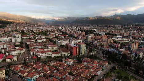 Skyline-Von-Cusco,-Peru-Tagsüber---Drohnenaufnahme-Aus-Der-Luft