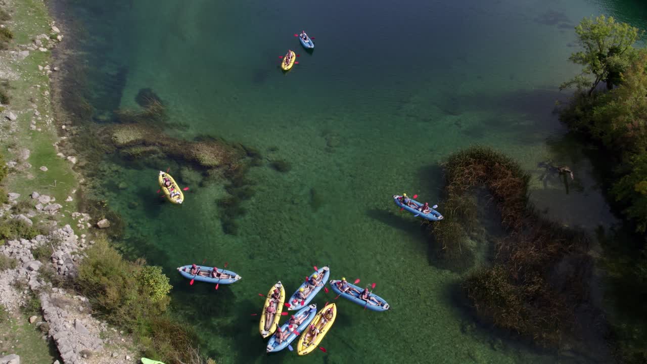 Fiume e gruppo in kayak con alberi e montagna, vista aerea, Zrmanja, Zara, Croazia
