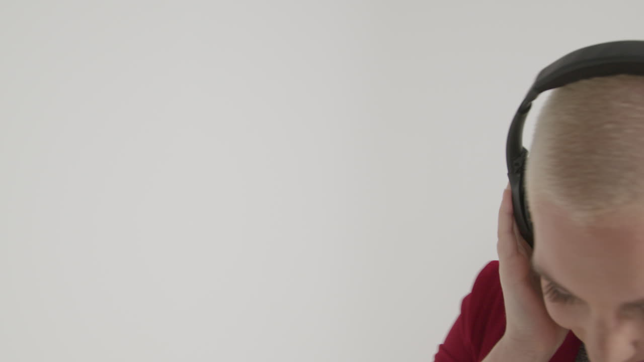 헤드폰을 듣고 춤을 추는 재킷을 입은 여성 모델 03