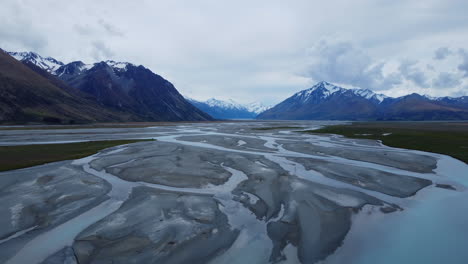 Drone-Alrededor-Del-Río-Godley-Y-El-Lago-Tekapo