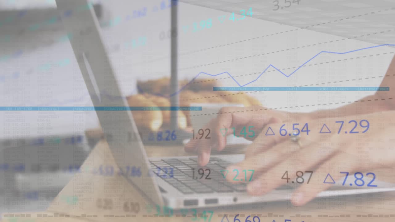 animazione dell'elaborazione dei dati del mercato azionario contro la sezione media di una donna che usa un portatile in un caffè