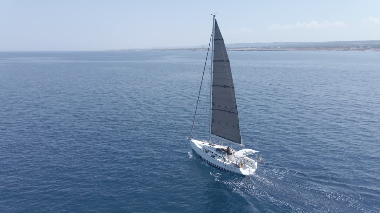 velero en el mediterráneo de cerca, italia en formato 4k: mp4 | 4k 50p | 8 bits | d-cinelike | sin calificar