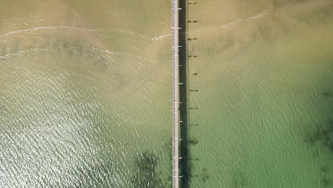 Vista-Aérea-De-La-Pasarela-Del-Muelle-De-Madera-En-La-Bahía-De-Abino-Del-Lago-Erie-En-Ridgeway,-Fort-Erie,-Ontario,-Canadá