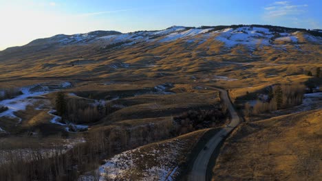 Atemberaubende-Landschaft-Der-Luftaufnahme-Von-Kamloops-An-Einem-Tag-Mit-Blauem-Himmel