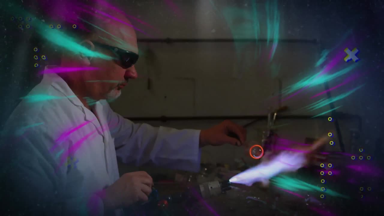 animación de rastros de luz y puntos sobre un científico caucásico que trabaja en el laboratorio
