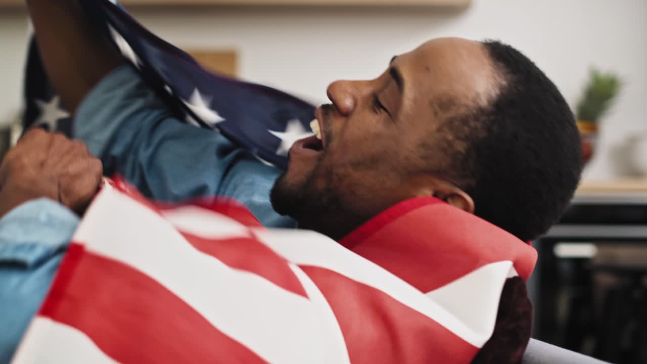 vídeo en primer plano de un hombre extremadamente feliz viendo la televisión