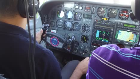 volar un avión a través de fuertes turbulencias