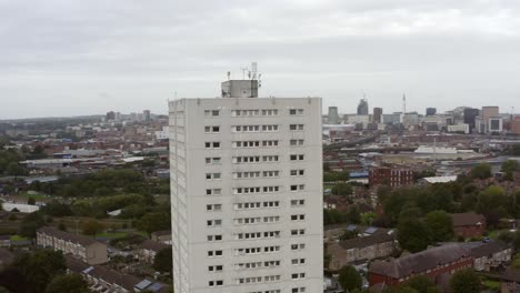 Drone-Shot-Bloque-De-Pisos-En-órbita-En-Birmingham,-Inglaterra