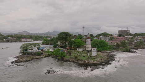 Rotación-Aérea-De-Aberdeen-Lighthouse-Point-En-Freetown,-Sierra-Leona