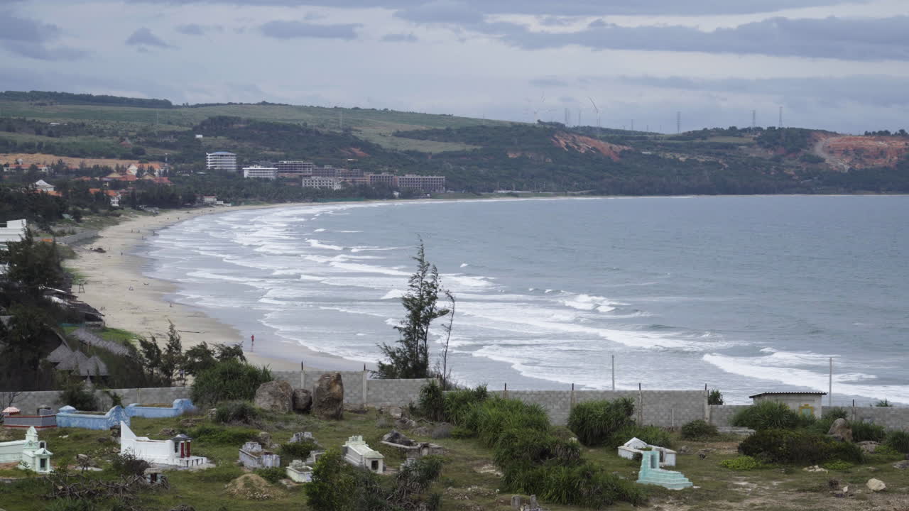 panorama de la playa de malibu en vietnam, la marea sube en un día sombrío y nublado