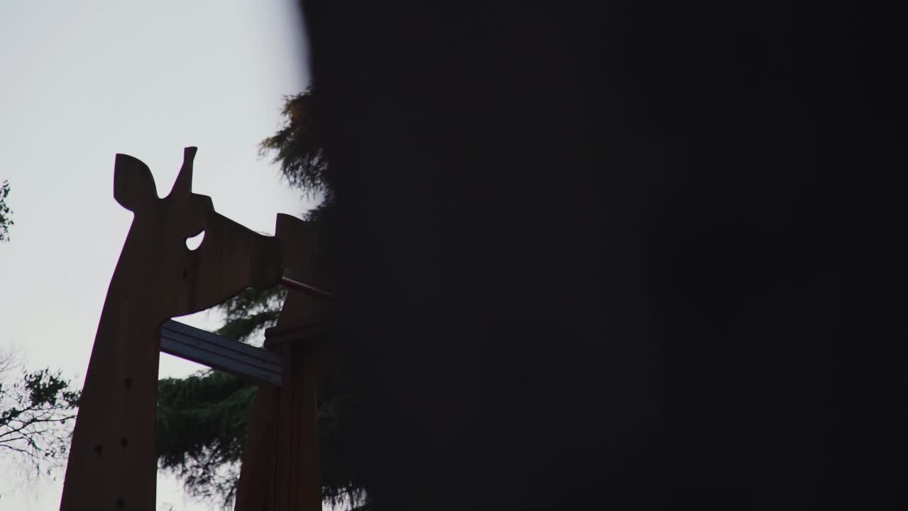 놀이터에서 나무 기린의 모습