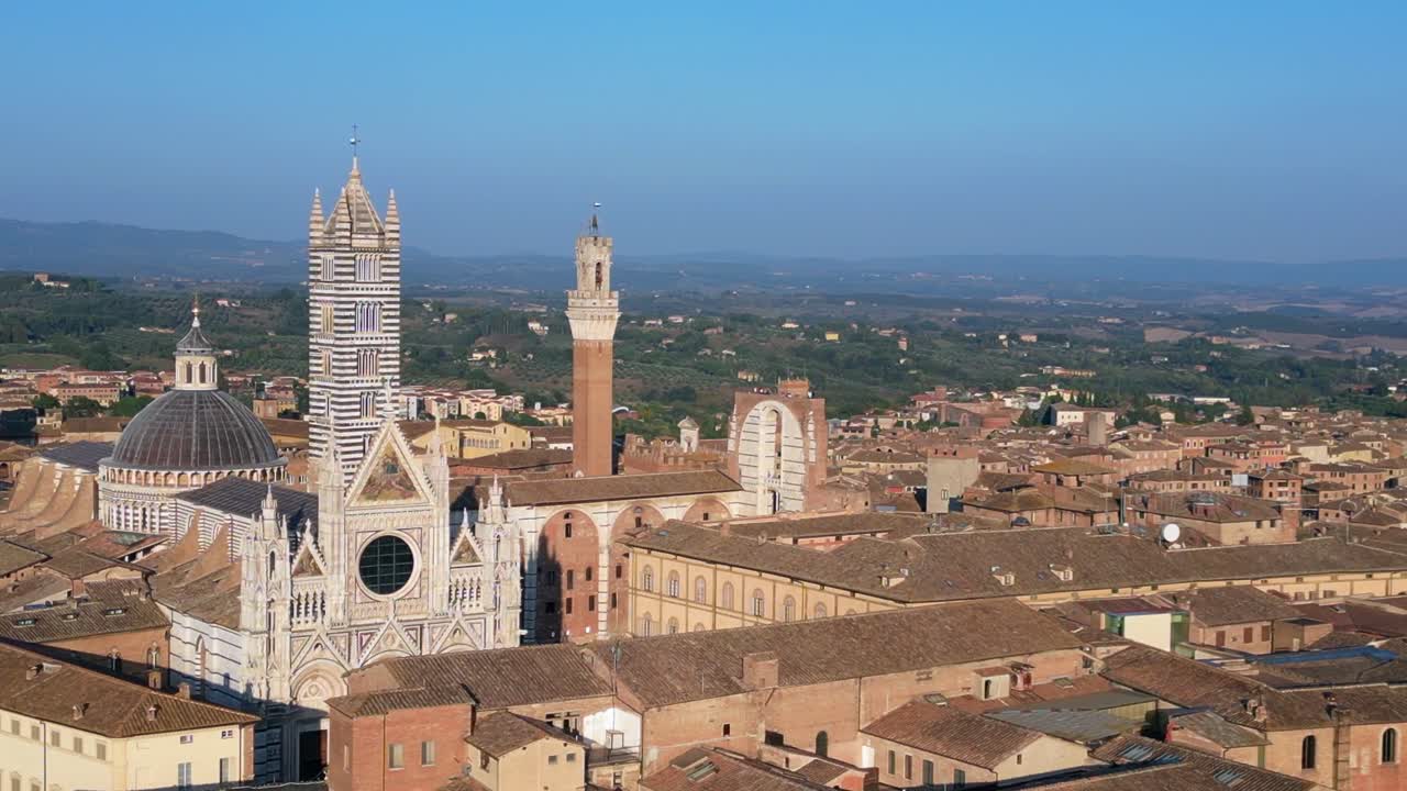 catedral blanca mejor vista aérea de arriba vuelo ciudad medieval de siena toscana italia
