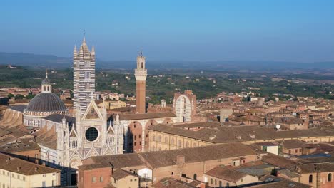 Weiße-Kathedrale-Beste-Luftaufnahme-Von-Oben-Flug-Mittelalterliche-Stadt-Siena-Toskana-Italien