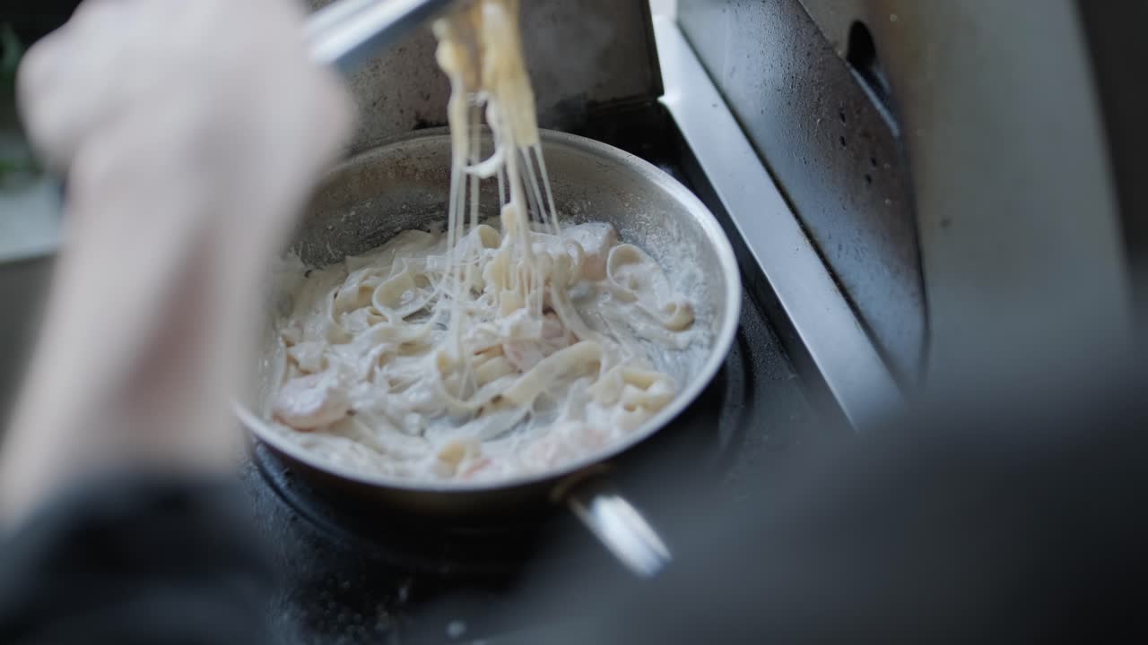 フライパンでクリーミーパスタを調理