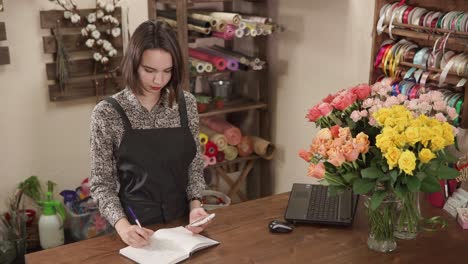 florista tomando un pedido
