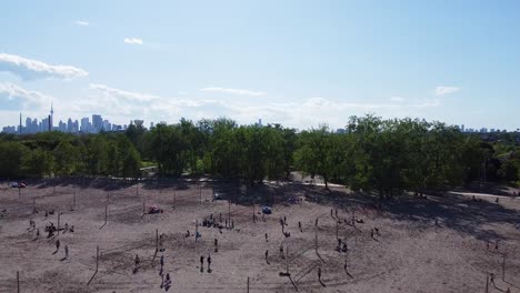 Drone-Volando-Sobre-Una-Playa-Con-Múltiples-Canchas-De-Voleibol-A-Las-Afueras-De-Toronto