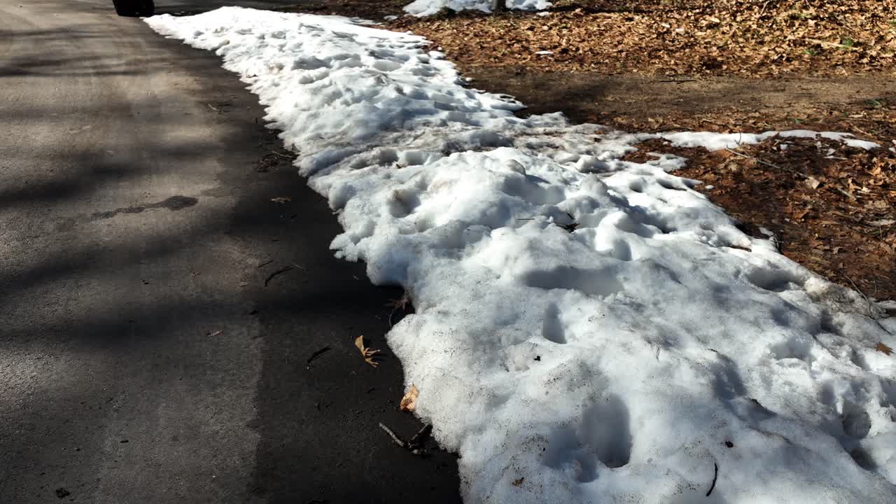 un arado hizo que el banco de nieve se derritiera en un día cálido