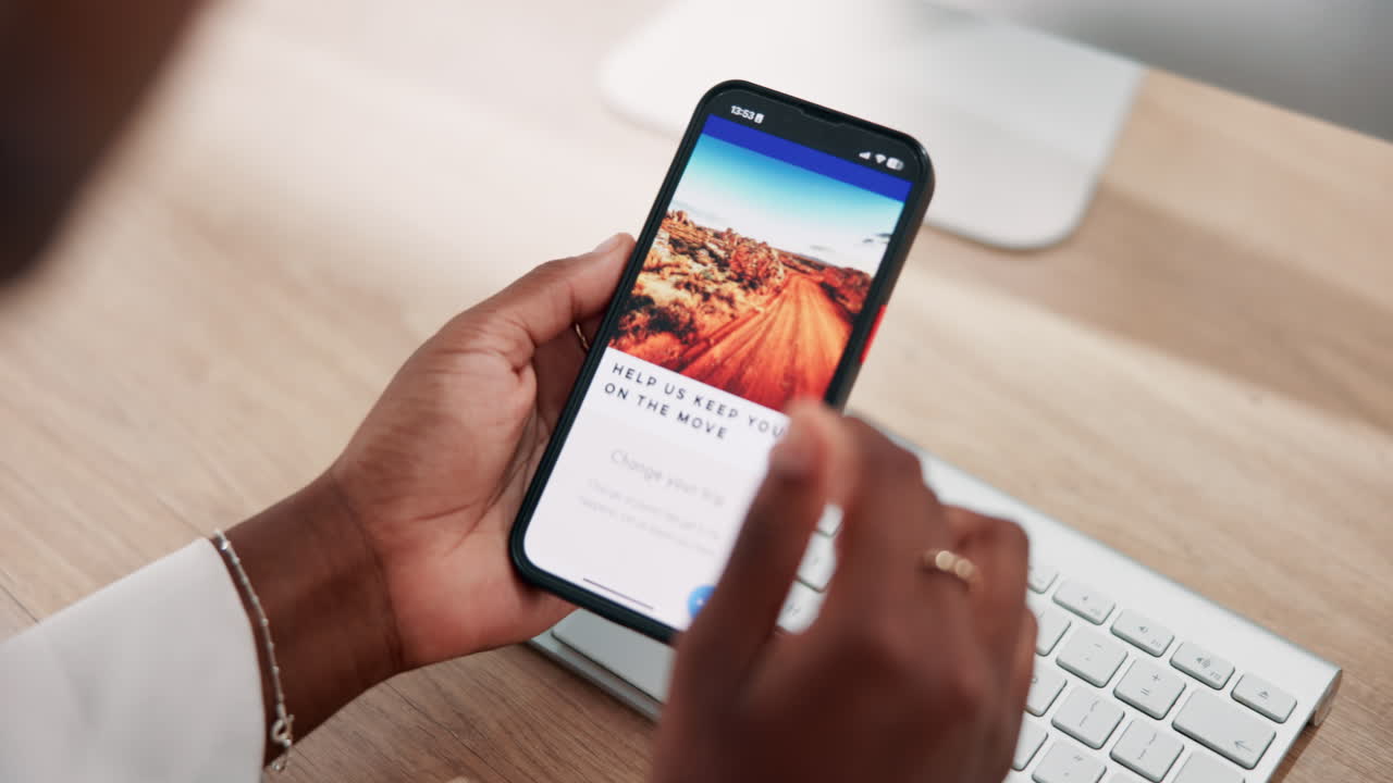persona que utiliza un teléfono móvil para cancelar un viaje