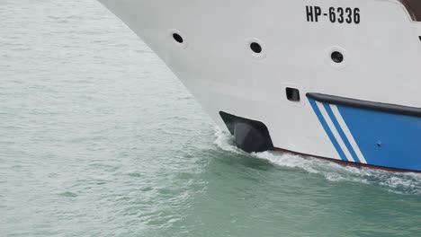 casco lateral delantero de un ferry que navega en la bahía de halong en vietnam