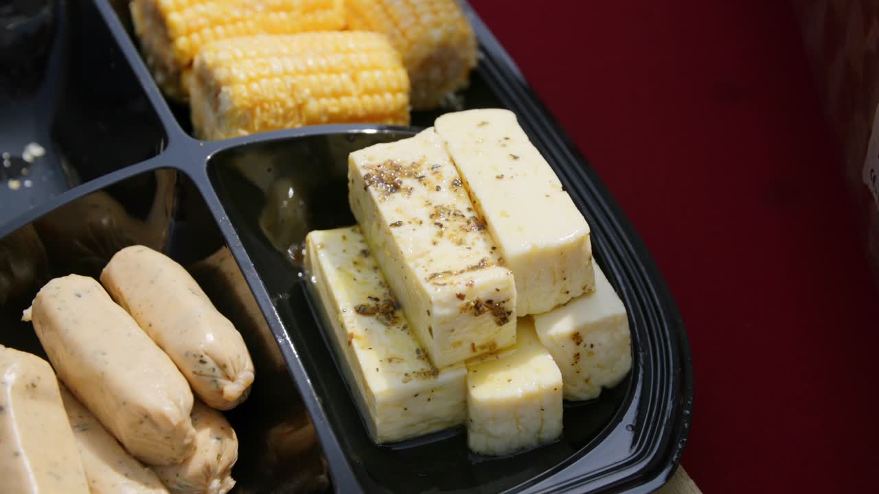 pedazo de queso siendo transportado a la barbacoa